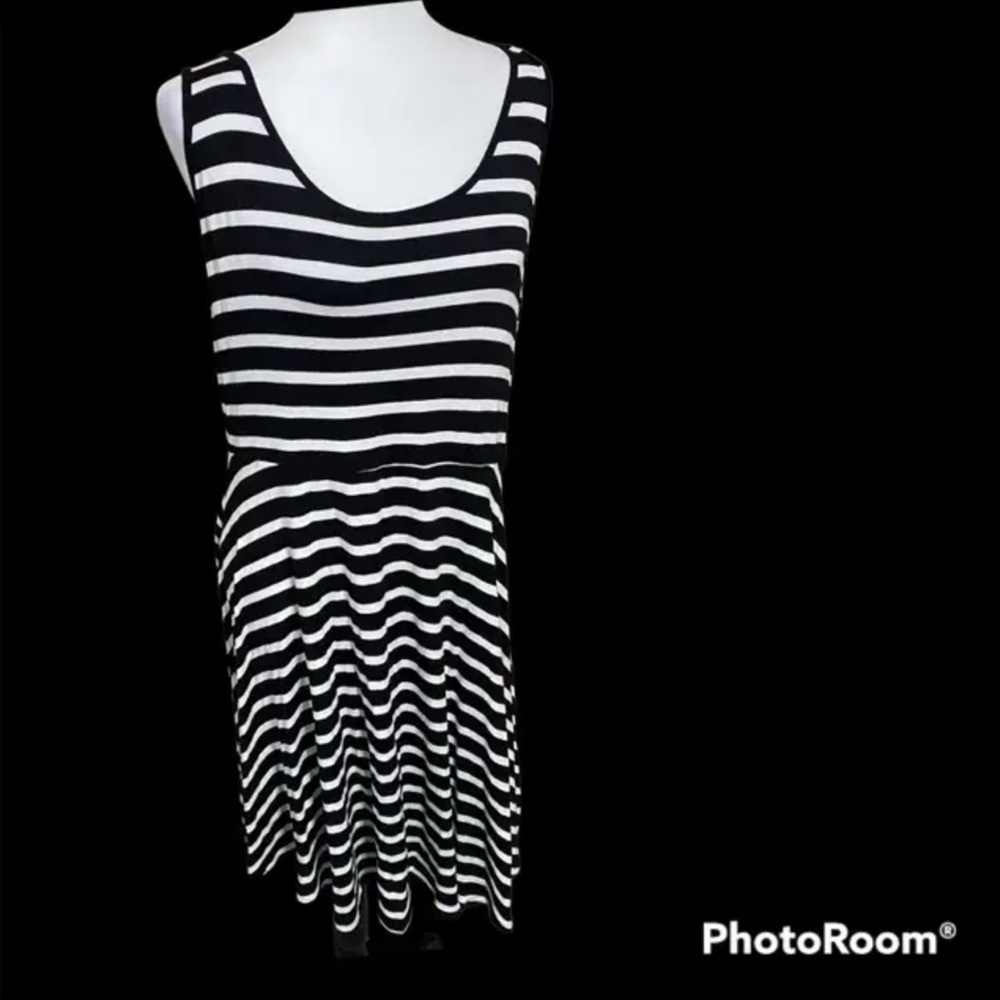 Cute white & black dress so soft